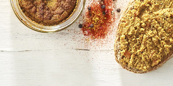 pâté épicé aux noisettes.